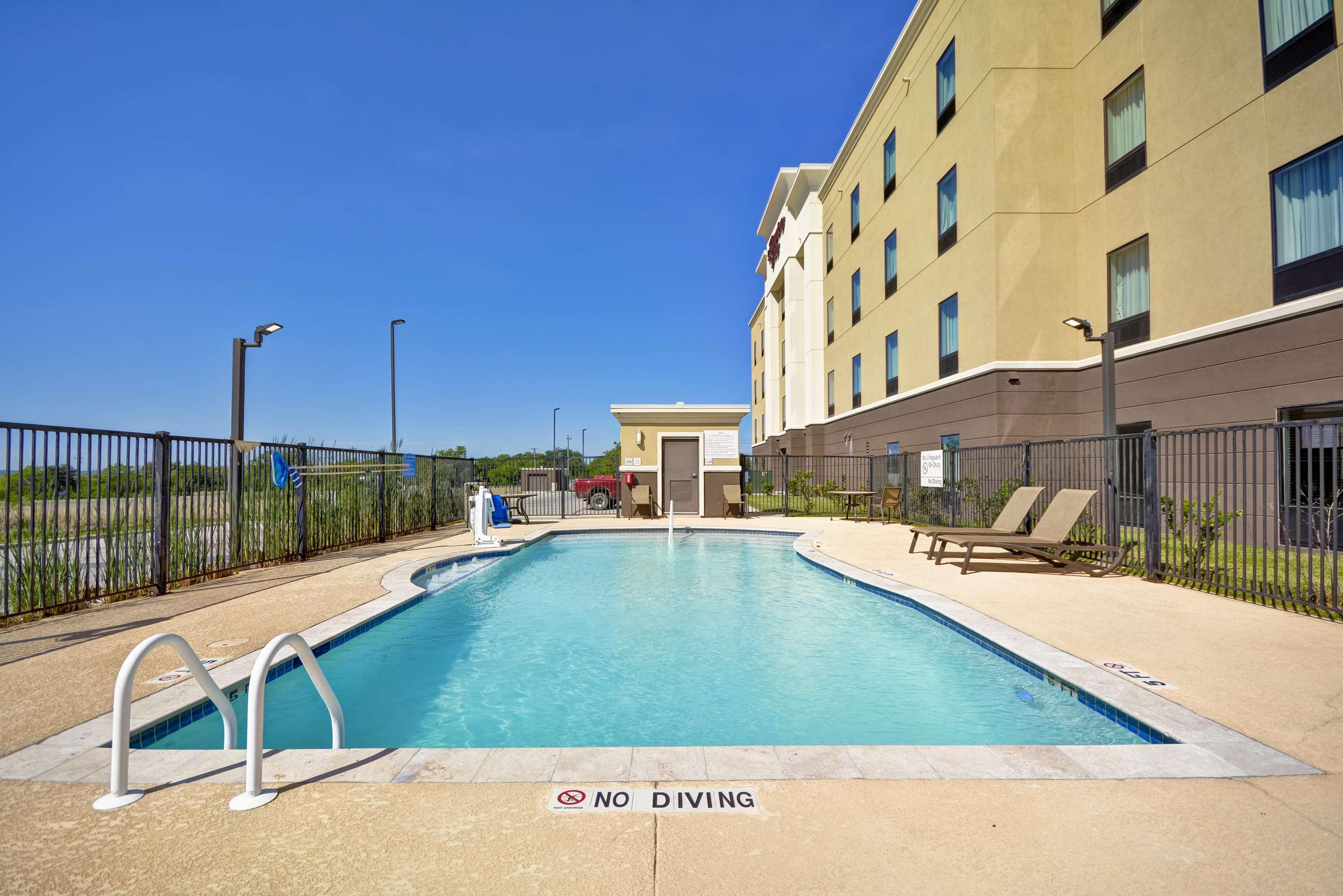 Hampton Inn Kenedy Bagian luar foto