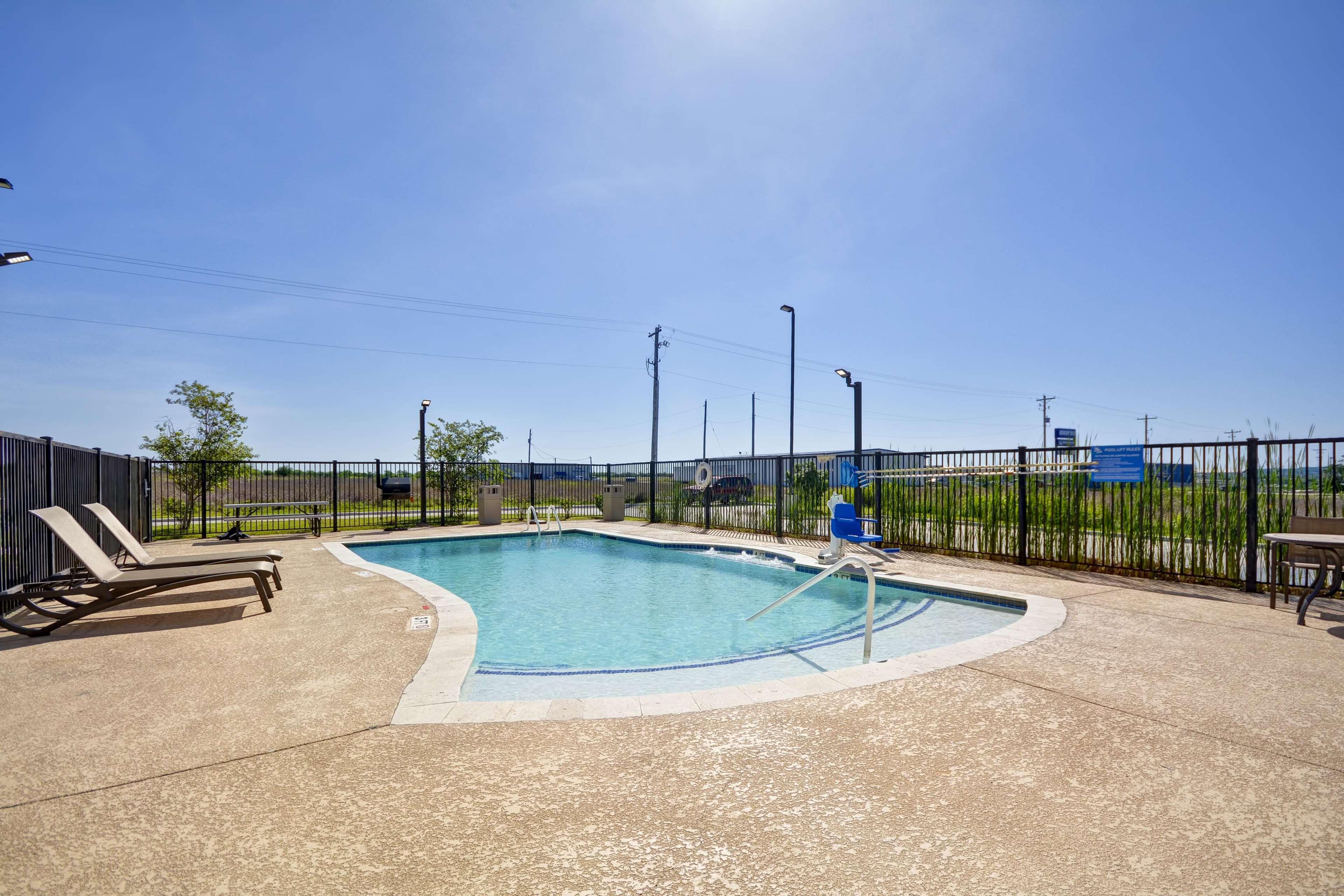 Hampton Inn Kenedy Bagian luar foto